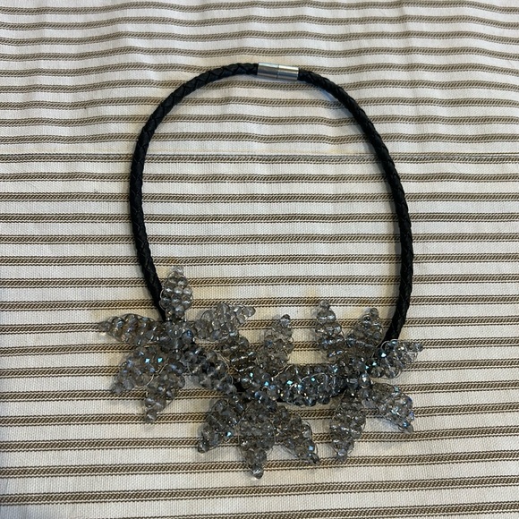Leather and crystal flower necklace - Picture 1 of 4